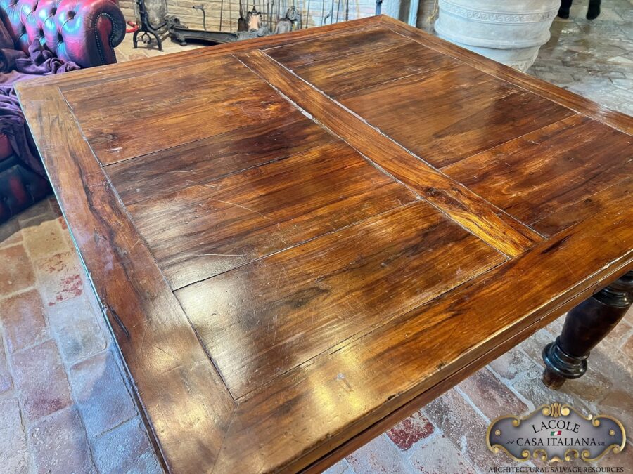 <h2>Antico tavolo quadrato di grandi dimensioni.</h2>
<p><em>Antico tavolo quadrato</em> di grandi dimensioni, con allunghe a scomparsa. Gamba tornita in noce. Epoca 1800.</p>