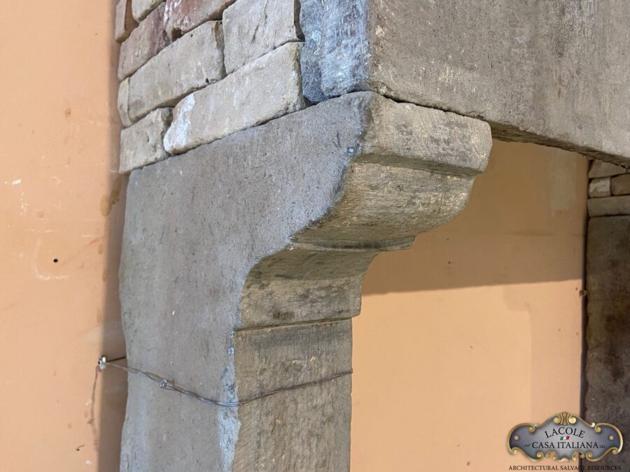 <h2>Antico camino in pietra</h2>
<p>Antico camino in pietra grigia, risalente a fine '800 e proveniente dall' Italia centrale.</p>