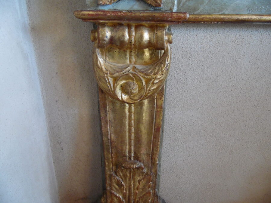 <h3>Bellissimo caminetto in legno di piccole dimensioni, finemente intagliato e dorato a foglia oro zecchino. Presenta motivi floreali e la tipica stilizzazione della foglia di acanto. Epoca fine del 1700.</h3>