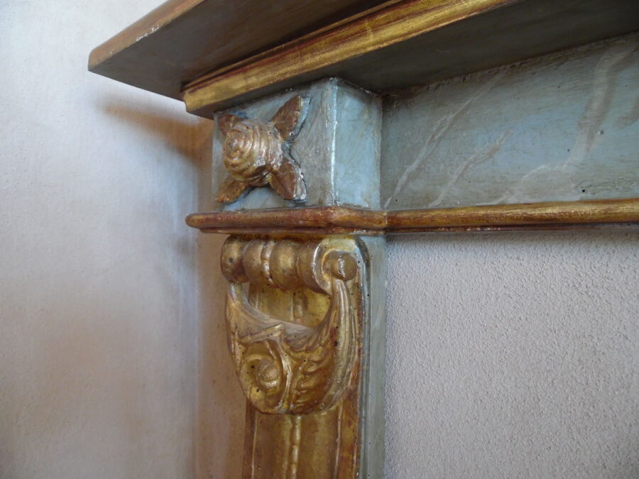 <h3>Bellissimo caminetto in legno di piccole dimensioni, finemente intagliato e dorato a foglia oro zecchino. Presenta motivi floreali e la tipica stilizzazione della foglia di acanto. Epoca fine del 1700.</h3>