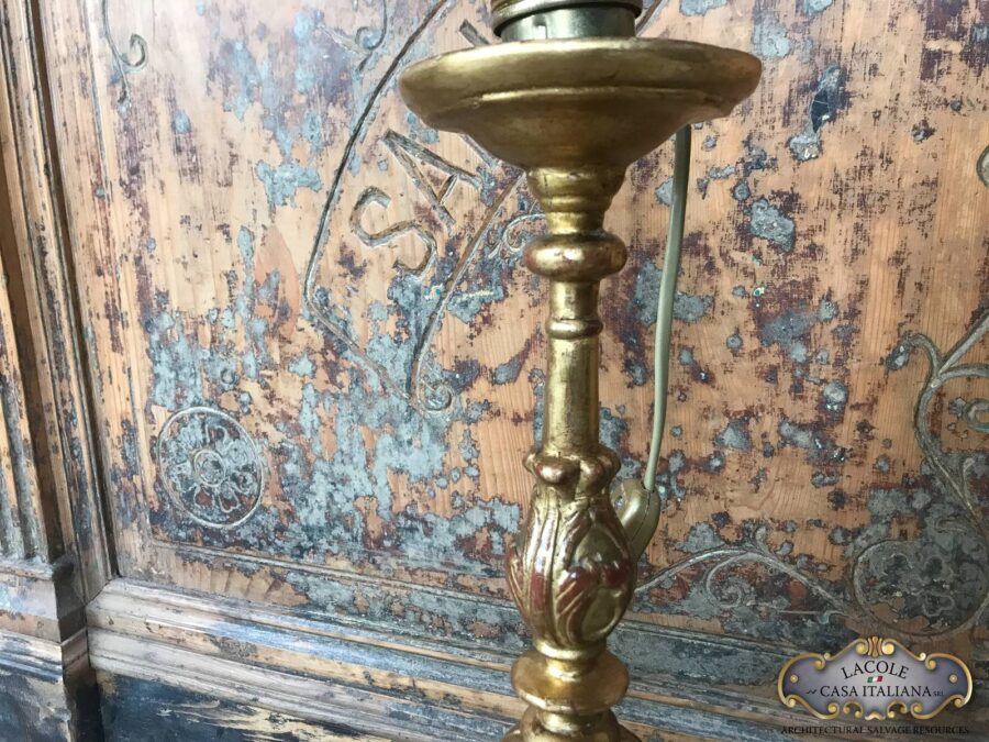 <h2>Candeliere antico in legno.</h2>
<p><em>Candeliere antico in legno</em> e oro di fine 1700. Elettrificato.</p>