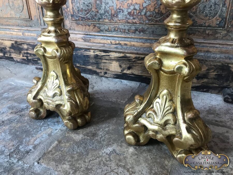 <h2>Coppia di antichi candelieri.</h2>
<p><em>Coppia di antichi candelieri</em> in legno e foglia oro.</p>