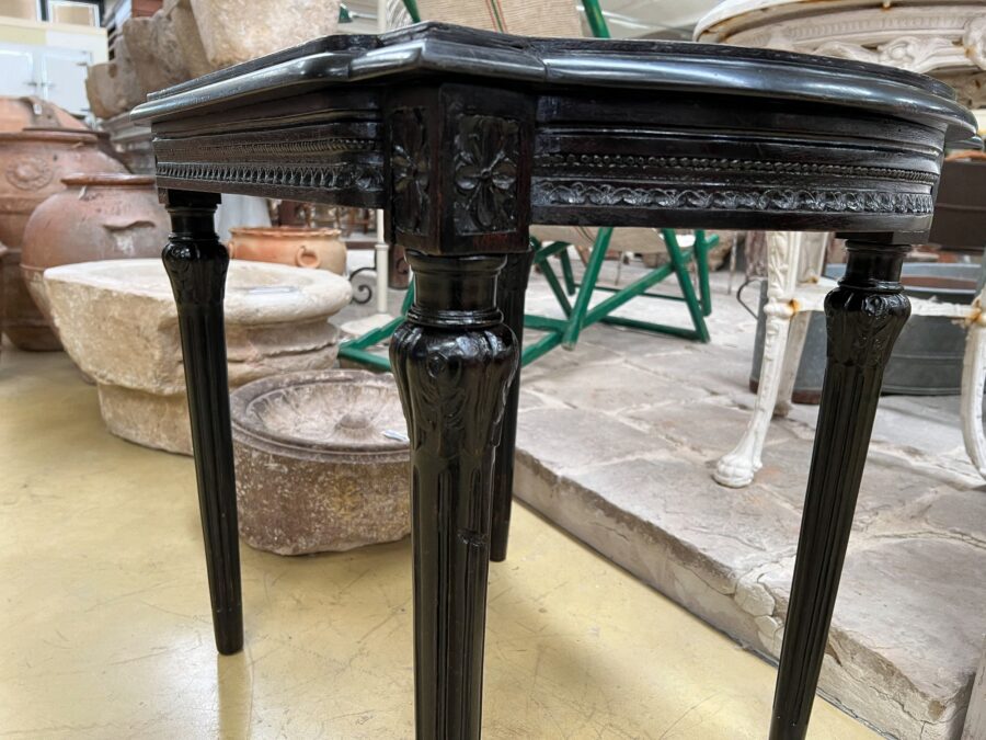 <h2>Antico tavolino</h2>
<p>Antico tavolino del 1800, con gamba a torciglione laccata nero e piano in radice di noce.</p>