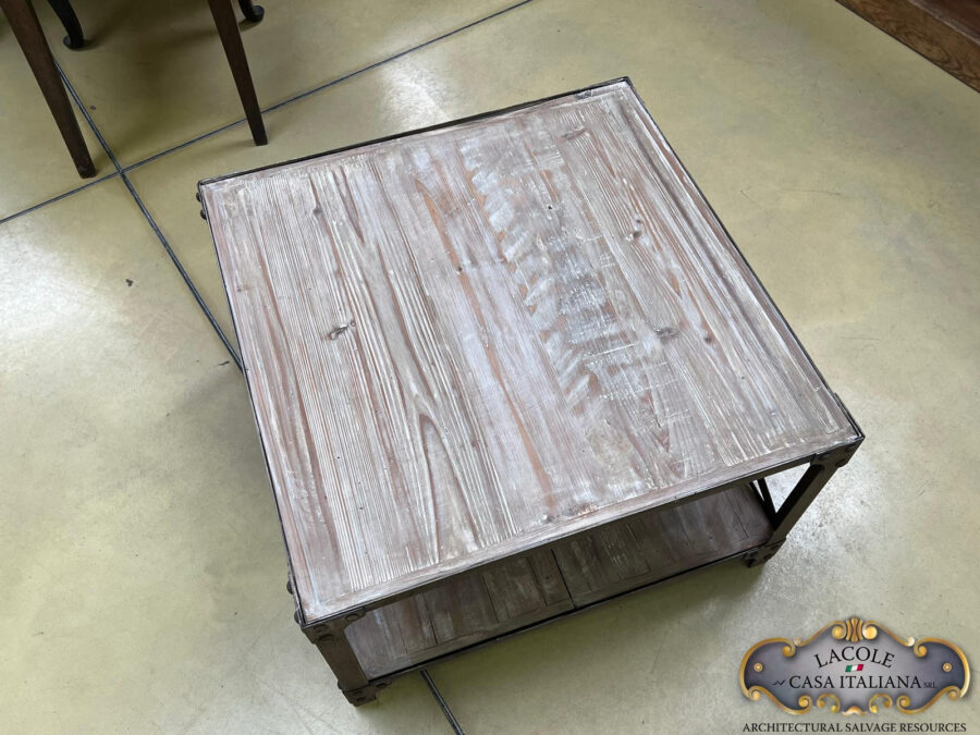 <h2>Tavolino da salotto</h2>
<p>Tavolino da salotto in stile industriale, con struttura in ferro e ripiano in legno antico</p>