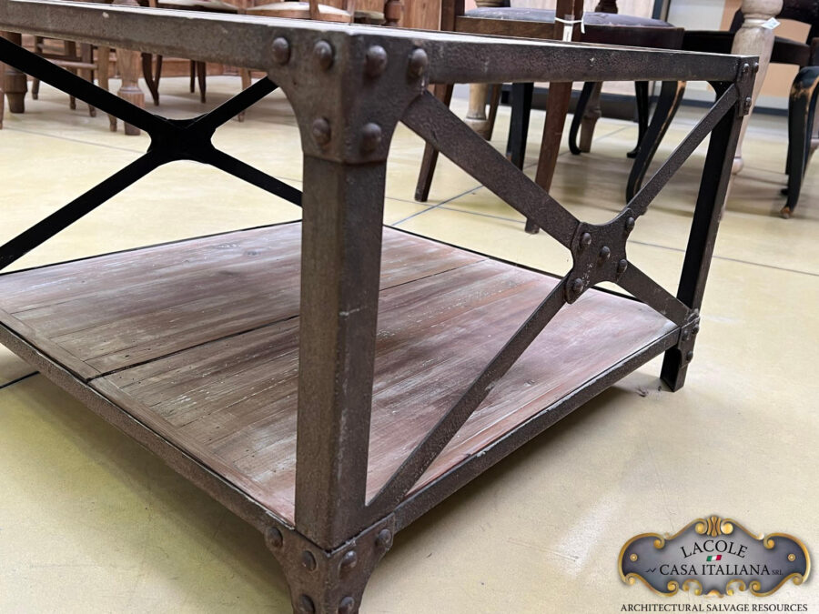 <h2>Tavolino da salotto</h2>
<p>Tavolino da salotto in stile industriale, con struttura in ferro e ripiano in legno antico</p>