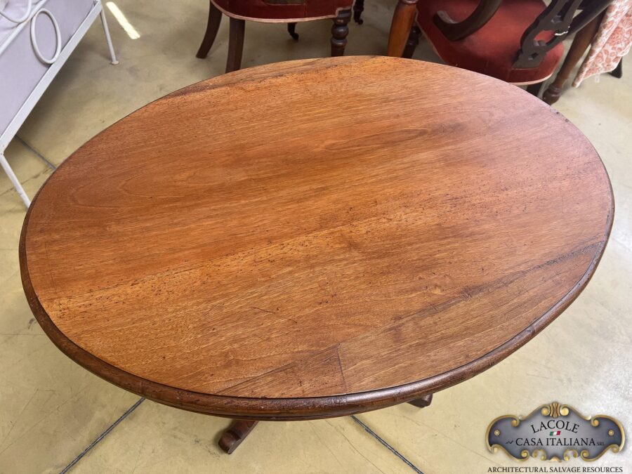 <h2>Tavolino antico ovale.</h2>
<p><em>Tavolino antico ovale</em> in legno di noce in stile Gheridon con gamba centrale tornita. Epoca 1800.</p>