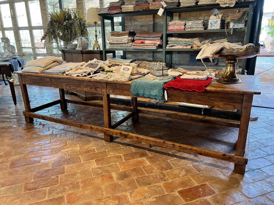 <p>Antico tavolo da sartoria in rovere </p>
<p>Antico tavolo da sartoria in rovere. Ottimo stato.</p>