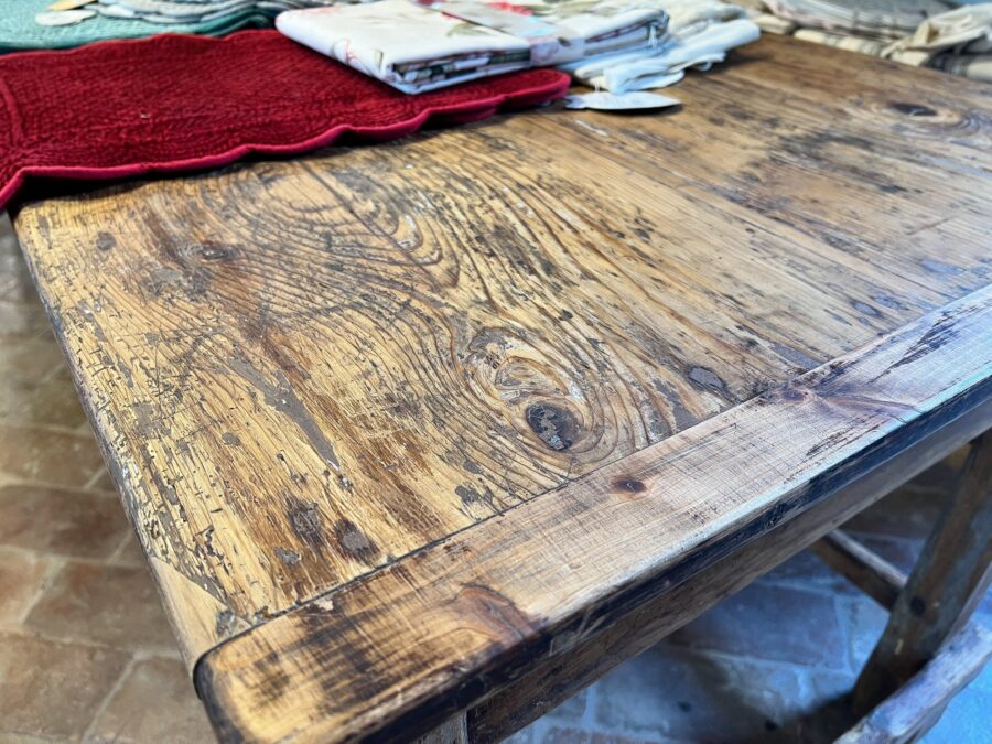 <p>Antico tavolo da sartoria in rovere </p>
<p>Antico tavolo da sartoria in rovere. Ottimo stato.</p>