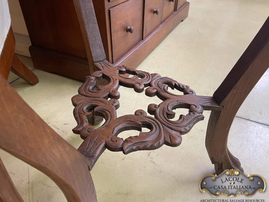 <h2>Tavolino vecchio.</h2>
<p><em>Tavolino vecchio</em> realizzato in legno di rovere intarsiato a motivi Cinquecenteschi. Piano in marmo. Epoca primi 1900.</p>