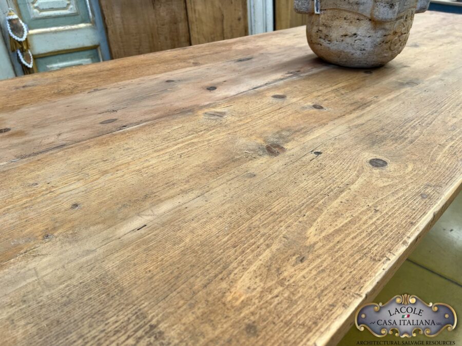 <h2>Tavolo riprodotto in stile Umbro. Disponibile su ordinazione</h2>
<p><em>Tavolo riprodotto in stile Umbro</em> di fine 1700, con gamba a spillo, in legno di abete antico di prima patina.</p>