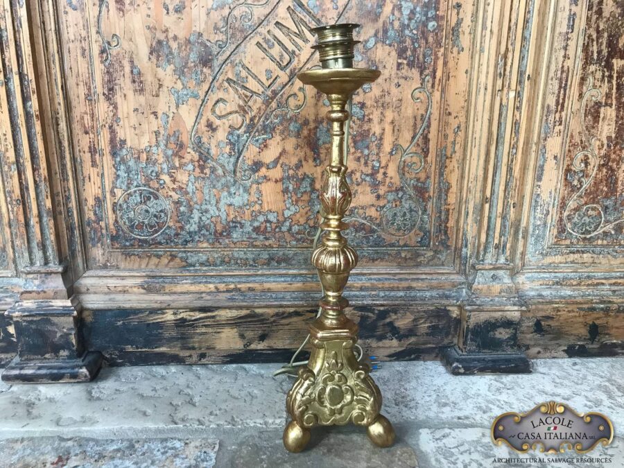 <h2>Candeliere antico in legno.</h2>
<p><em>Candeliere antico in legno</em> e oro di fine 1700. Elettrificato.</p>