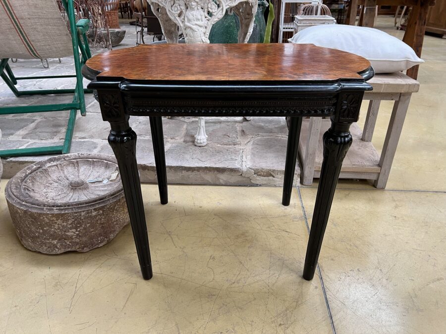 <h2>Antico tavolino</h2>
<p>Antico tavolino del 1800, con gamba a torciglione laccata nero e piano in radice di noce.</p>