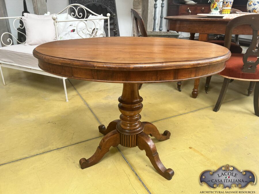 <h2>Tavolino antico ovale.</h2>
<p><em>Tavolino antico ovale</em> in legno di noce in stile Gheridon con gamba centrale tornita. Epoca 1800.</p>