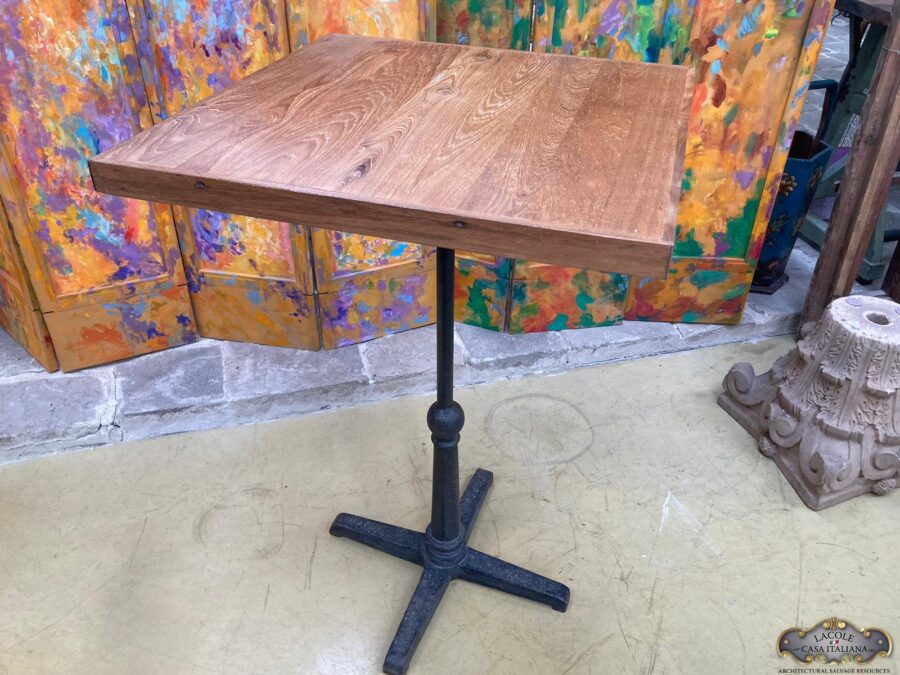 <p>Tavolino alto vintage anni '70, base in ferro e piano in legno</p>