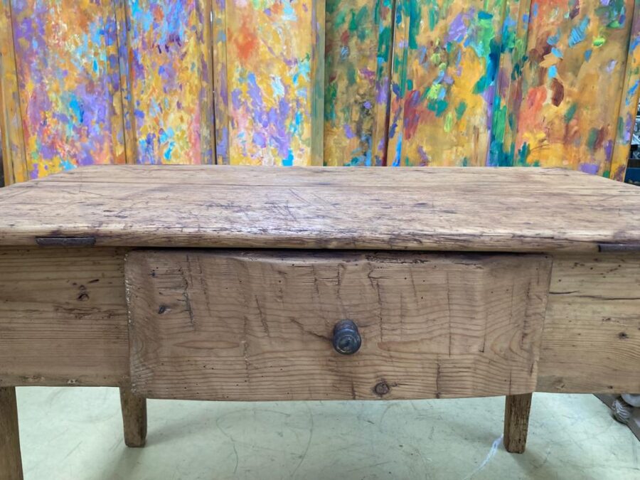 <p>Antico tavolo in legno da lavoro in arte povera</p>