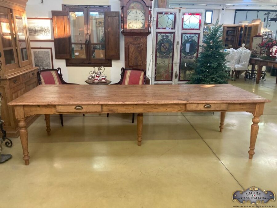 Country table in antique fir