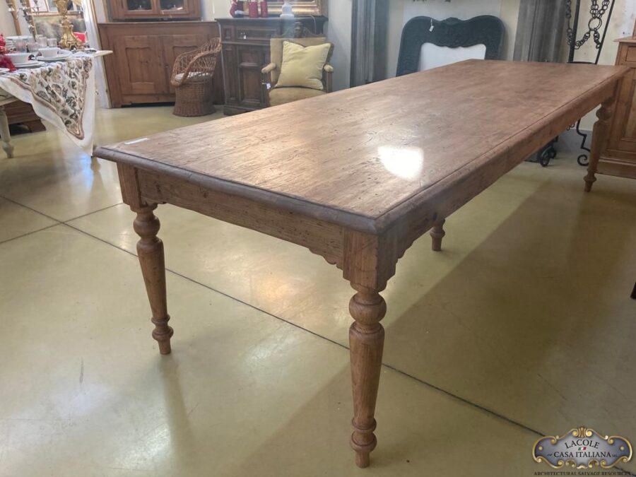 Country table in antique fir