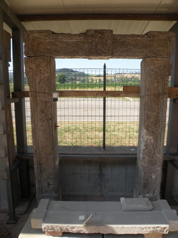 Antico portale in pietra