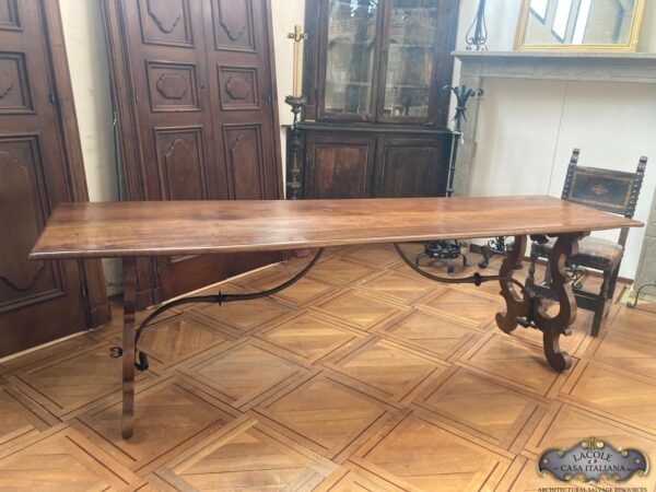Table with lyre leg