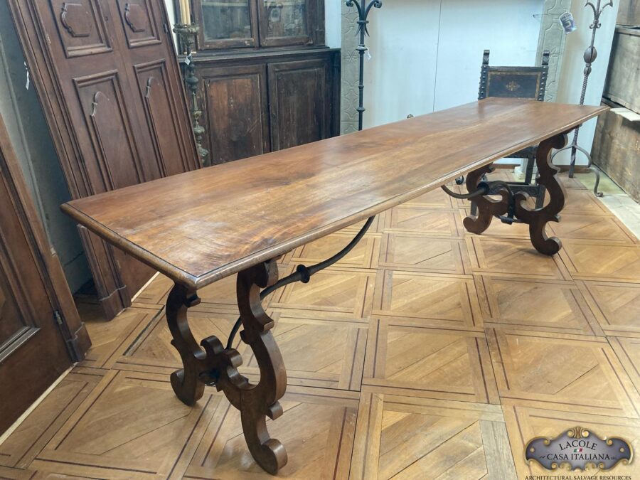table with lyre leg