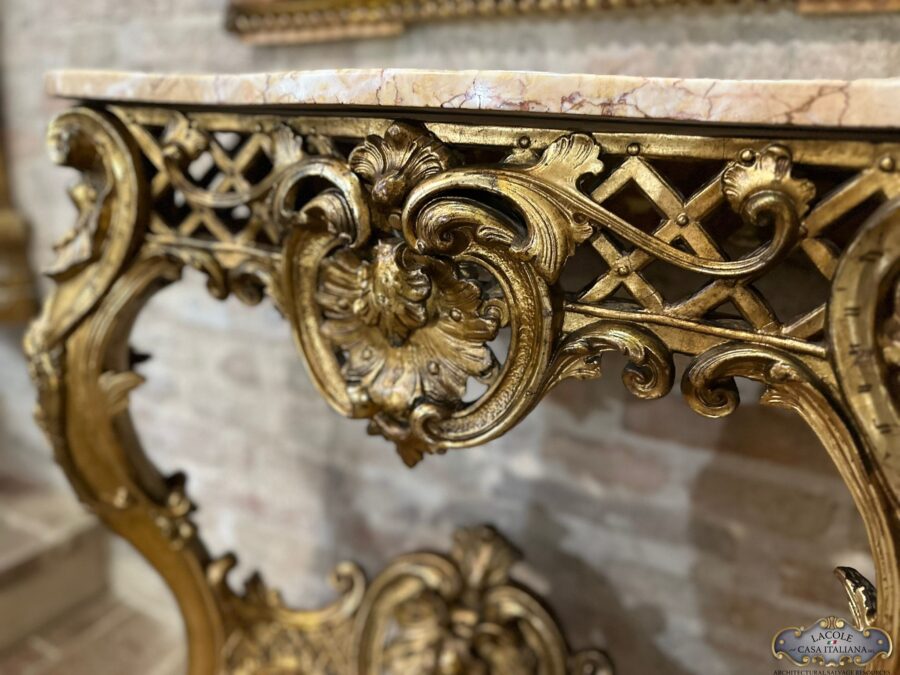 Antica <em>Consolle </em>in legno intagliato e finitura a foglia d'oro, risalente a metà dell' 800.