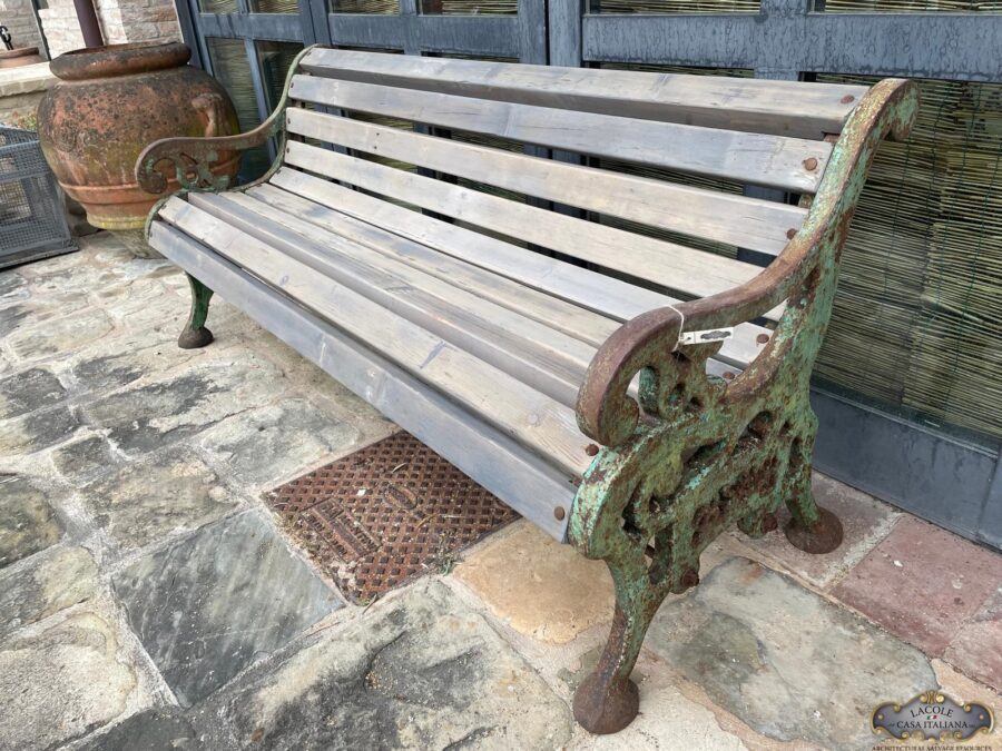 <h3>Beautiful bench with cast iron base and wooden slats</h3>