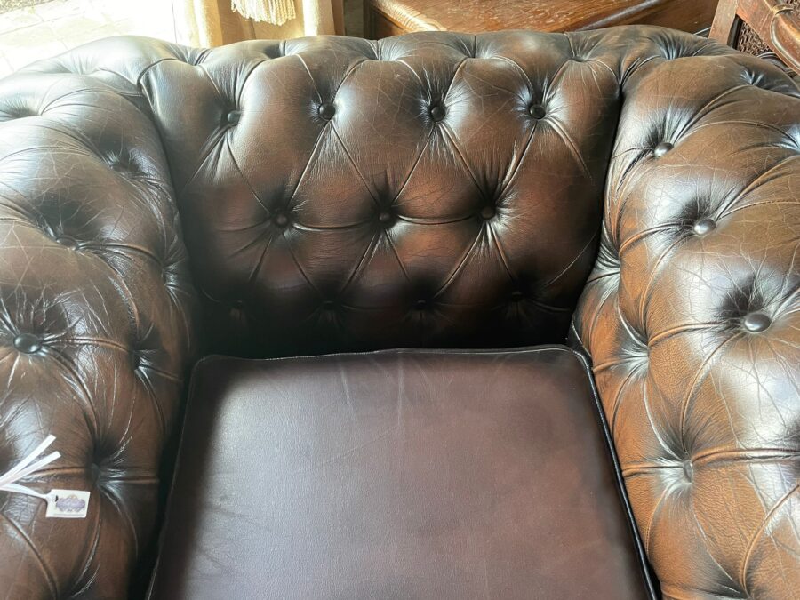 <h3>Beautiful Chesterfield armchair</h3>