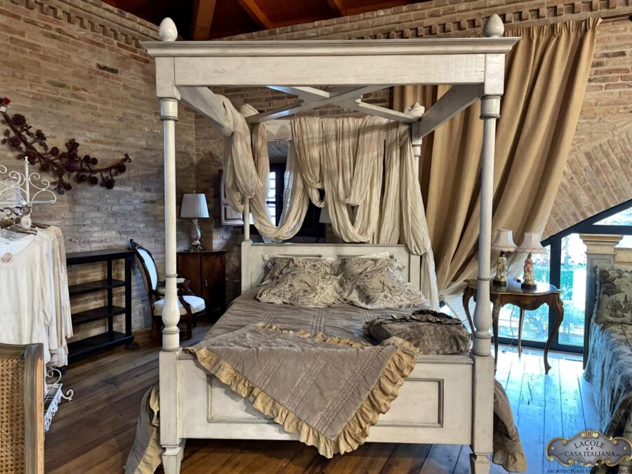 <h3>Beautiful canopy bed</h3>